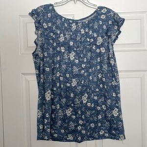 Adorable top that is nice and flowing